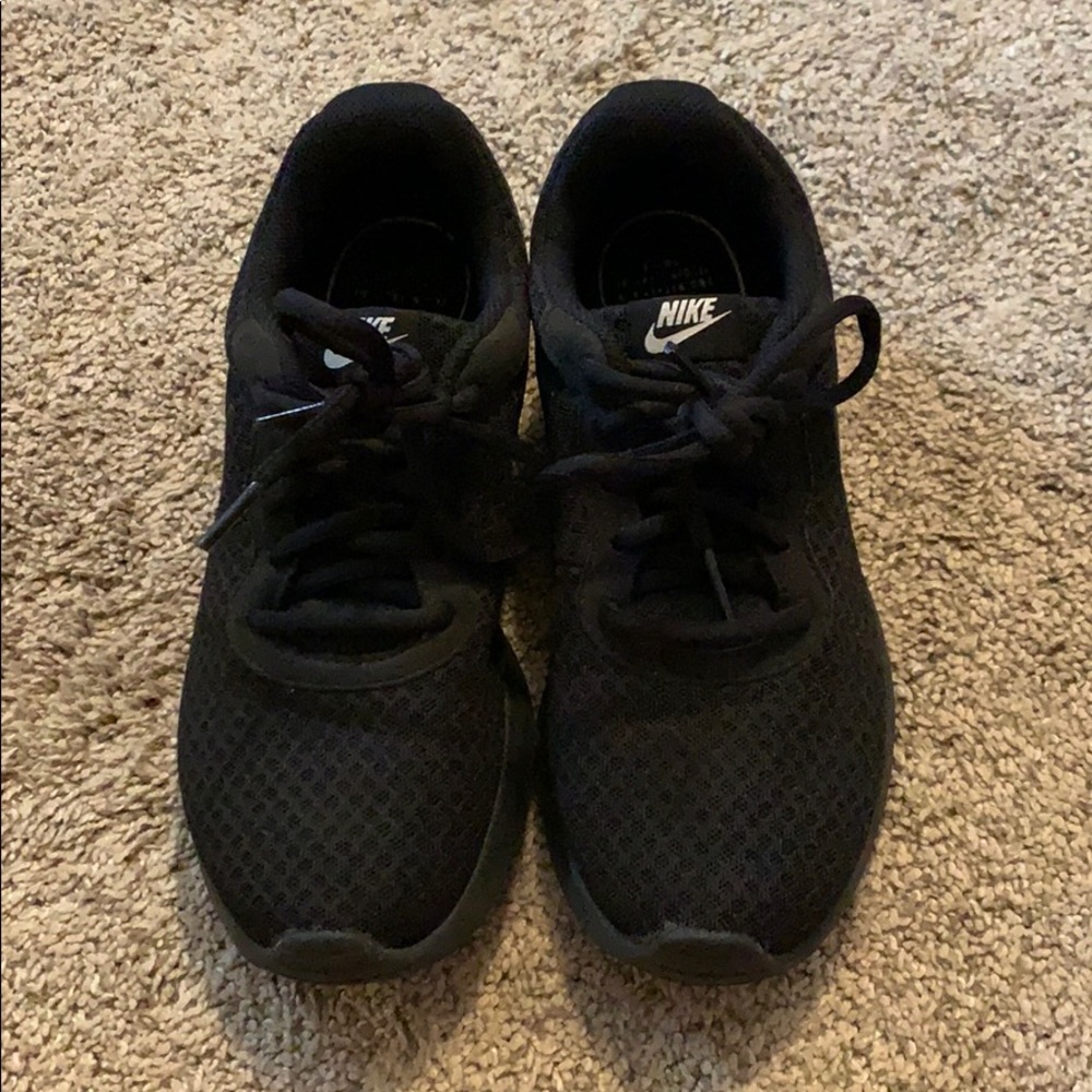 All Black Nike tanjun
